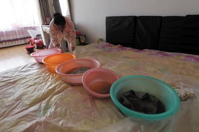 伊吾楼上漏水，住户失联，小区没物管，业主维权难！律师来支招……